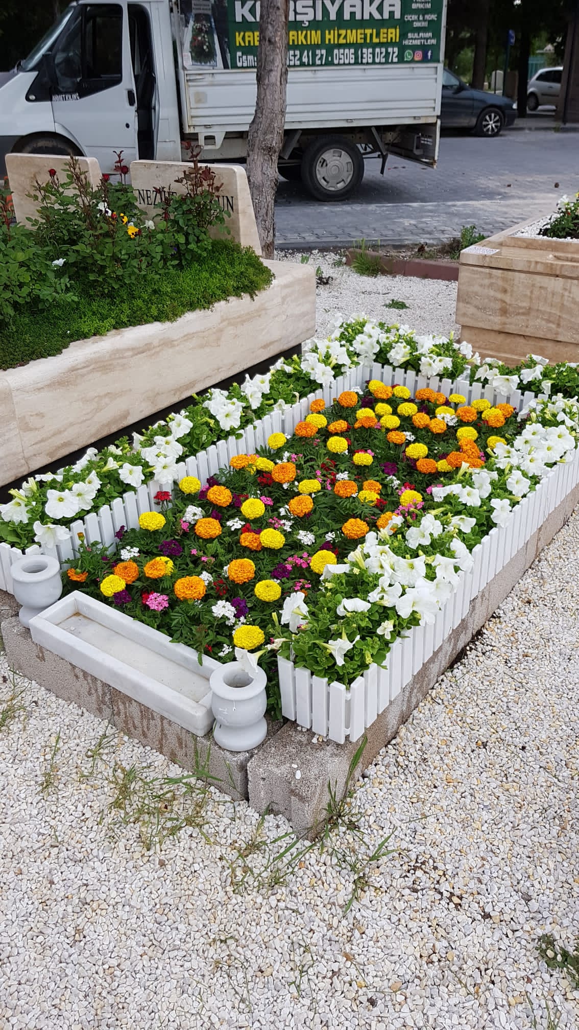 Begonya Mezar Bakımı olarak, 20 yıllık deneyimimizle bizim için her mezarın arkasında bir yaşam hikayesi ve derin duygular yatar. Her mezar, sevdiklerimizin anılarına sarıldığımız, onları özlemle andığımız özel bir alanı temsil eder. İşte bu yüzden, mezar bakımı ve yapımı hizmetlerimizi büyük bir özenle sunuyoruz. Her bir çiçeği sevgiyle yerleştiriyor, her bir taşı titizlikle temizliyoruz. Çünkü biz, sadece mezarları bakım yaparak değil, aynı zamanda sevdiklerinize duyduğunuz derin sevgi ve saygıyı ifade etmek için buradayız.