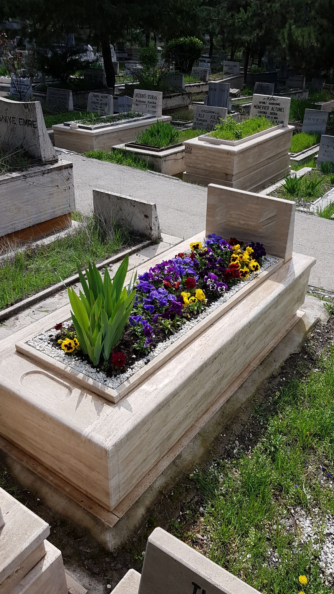 Begonya Mezar Bakımı olarak, 20 yıllık deneyimimizle bizim için her mezarın arkasında bir yaşam hikayesi ve derin duygular yatar. Her mezar, sevdiklerimizin anılarına sarıldığımız, onları özlemle andığımız özel bir alanı temsil eder. İşte bu yüzden, mezar bakımı ve yapımı hizmetlerimizi büyük bir özenle sunuyoruz. Her bir çiçeği sevgiyle yerleştiriyor, her bir taşı titizlikle temizliyoruz. Çünkü biz, sadece mezarları bakım yaparak değil, aynı zamanda sevdiklerinize duyduğunuz derin sevgi ve saygıyı ifade etmek için buradayız.